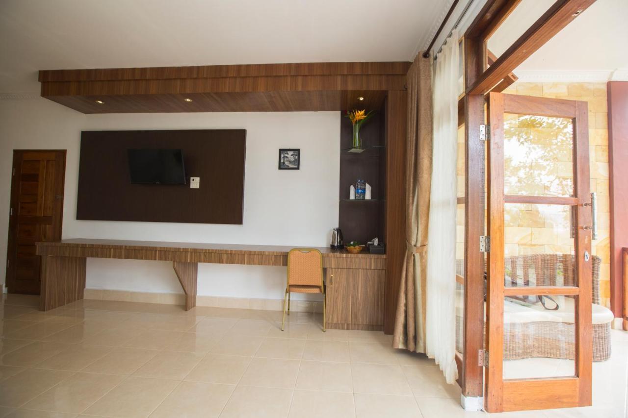 Toba Village Inn Tuk Tuk Exterior photo